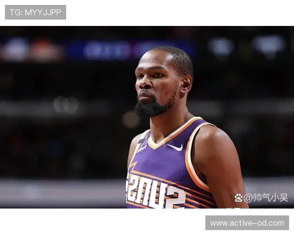 杜兰特居然能在豪宅里一边签合同一边撸猫，这节奏也太明星了吧！