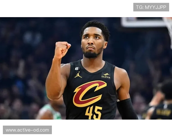 米切尔突破频繁拉开空间，助力球队关键时刻持续得分